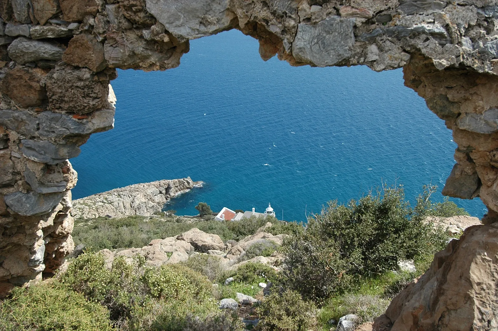 Kale surlarından Anamur Feneri ve deniz manzarası