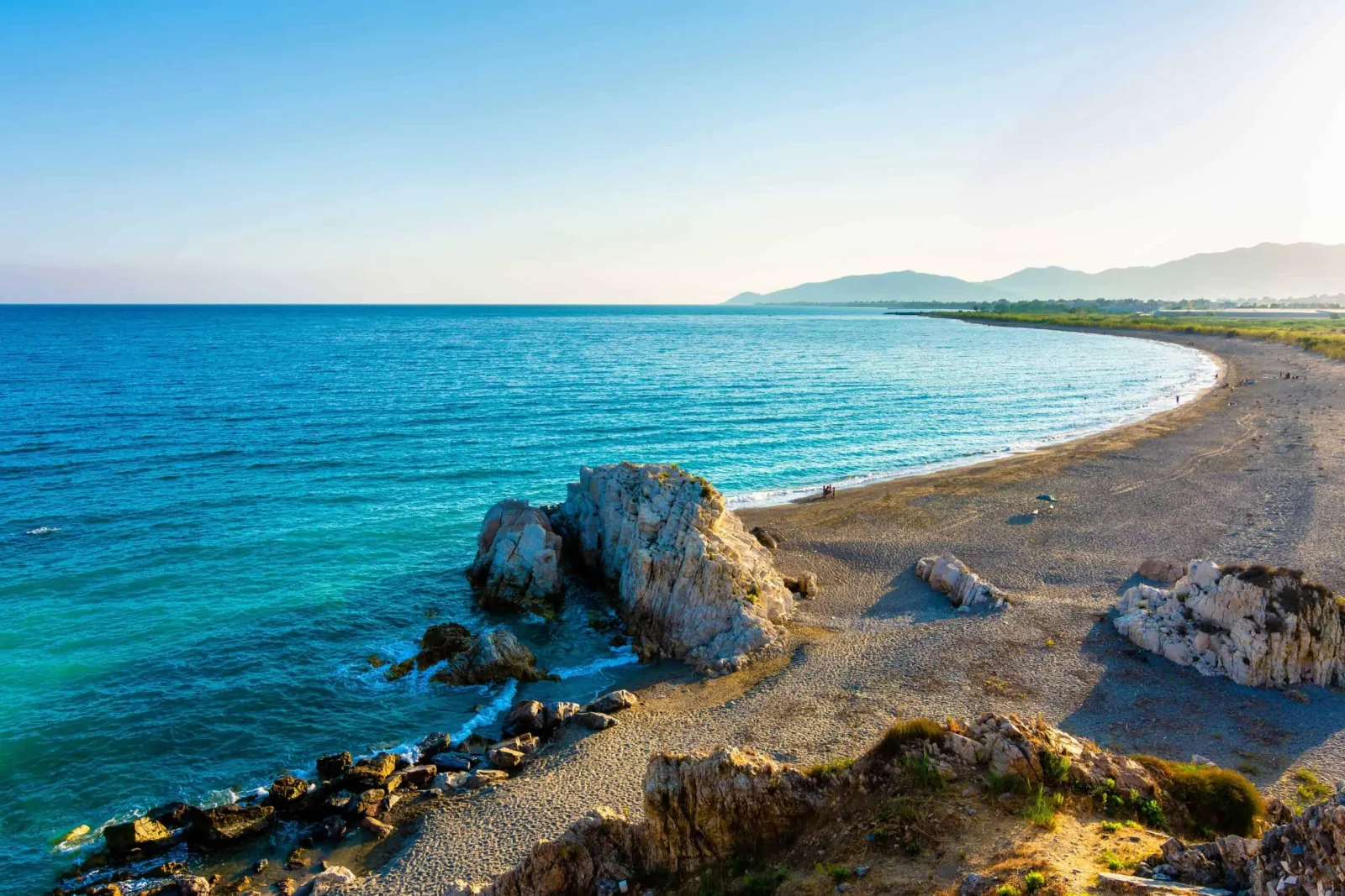 Anamur kıyısında kayalık bir plaj koyu, gün batımı ışığında