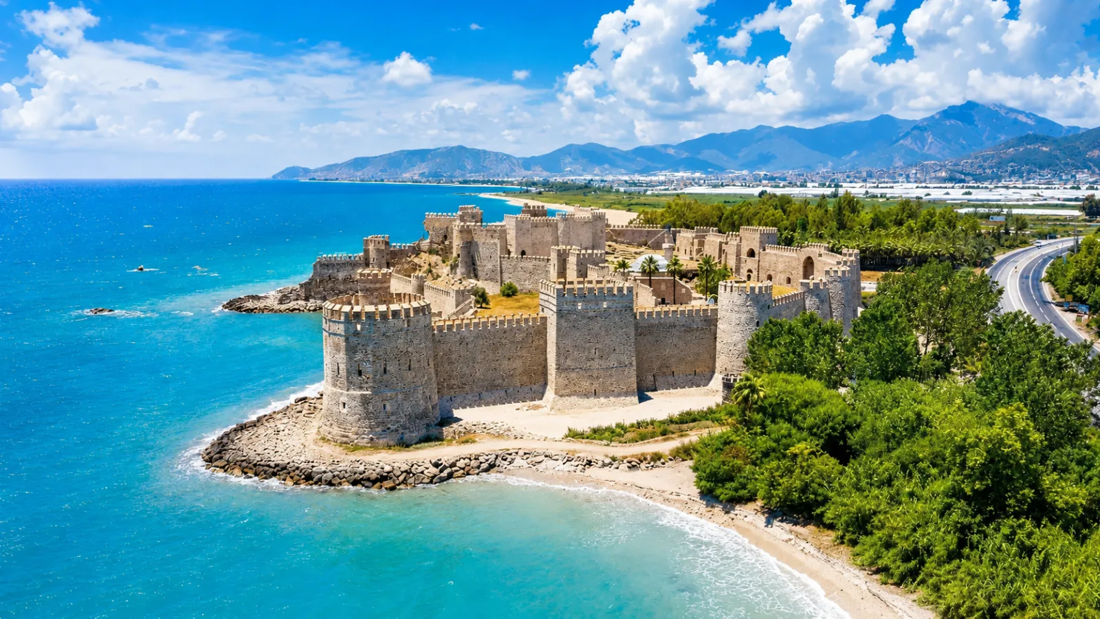 Mamure Kalesi ve Anamur kıyı şeridinin geniş açılı hava görünümü