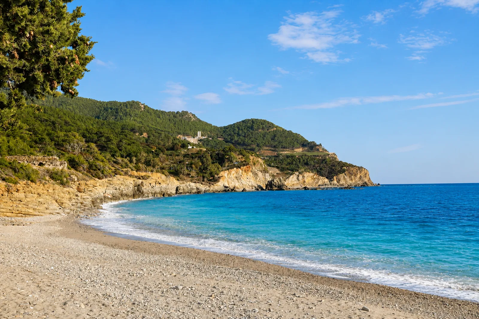 Çam ormanlarıyla çevrili, çakıllı bir Akdeniz koyu